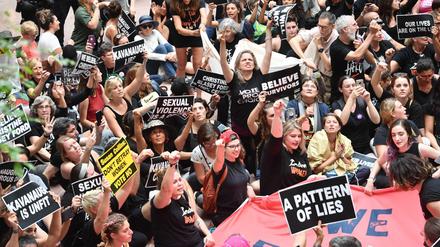Menschen protestieren gegen Brett Kavanaugh in Washington, DC.
