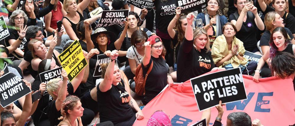 Menschen protestieren gegen Brett Kavanaugh in Washington, DC.