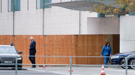Bauzaunrepublik Deutschland: CSU-Chef Horst Seehofer und SPD-Chefin Andrea Nahles vor dem Bundeskanzleramt.