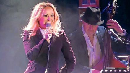 Madonna kann sie auch. Katharine Mehrling singt in der Bar jeder Vernunft. Im Hintergrund: Kontrabassist HD Lorenz.