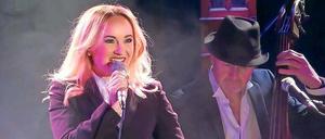 Madonna kann sie auch. Katharine Mehrling singt in der Bar jeder Vernunft. Im Hintergrund: Kontrabassist HD Lorenz.
