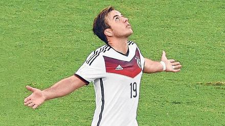 Wie von Gottes Hand: Mario Götze schwebte nach seinem WM-Final-Tor in den Wolken. Seitdem geht es aber eher bergab für ihn.