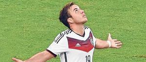 Wie von Gottes Hand: Mario Götze schwebte nach seinem WM-Final-Tor in den Wolken. Seitdem geht es aber eher bergab für ihn.