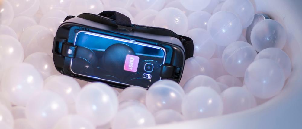 Bianca Kennedys Installation "VR all in this together" (2018) im Literaturhaus.