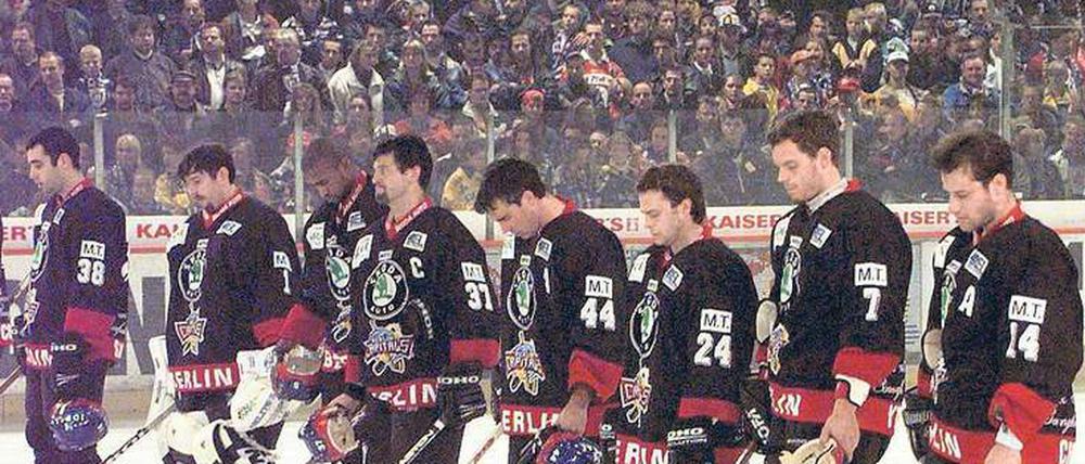 Hängende Köpfe vor dem Derby. Die Spieler der Berlin Capitals trauern vier Tage nach dem Tod von Stephane Morin, mit im Bild ist Heinrich Schiffl (24).