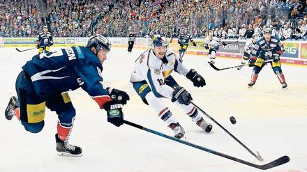 Läuft nicht. Seit dem ersten Spieltag und der Niederlage gegen Meister München suchen die Eisbären um Torjäger Jamie MacQueen ihre Form. Foto: Britta Pedersen/dpa