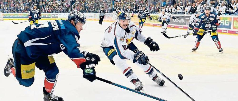 Läuft nicht. Seit dem ersten Spieltag und der Niederlage gegen Meister München suchen die Eisbären um Torjäger Jamie MacQueen ihre Form. Foto: Britta Pedersen/dpa