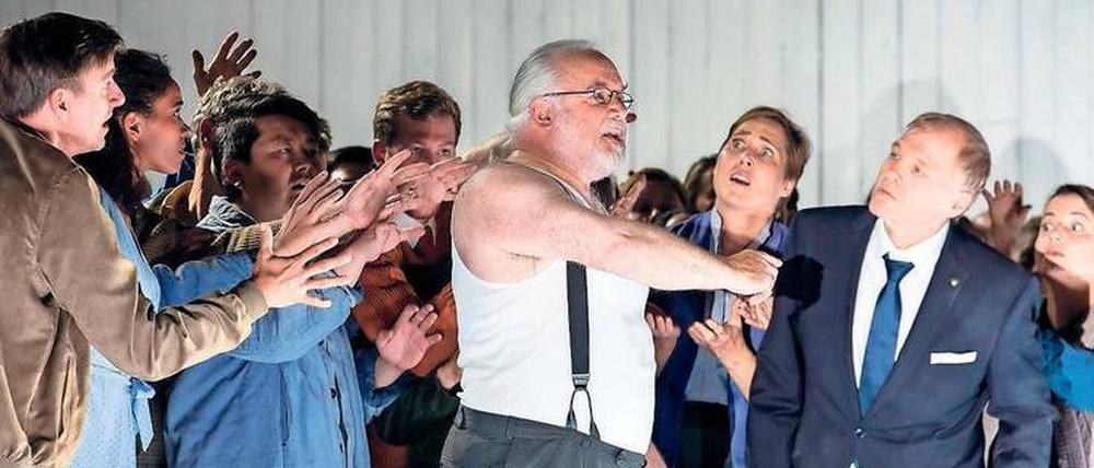 Moses (John Tomlinson, im Unterhemd) steht für moralischen Fundamentalismus, sein Bruder Aron (Lance Ryan, r.) für gefährlichen Pragmatismus.