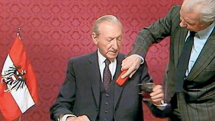 Saubere Weste. Kurt Waldheim (1918–2007) war von 1986 bis 1992 Bundespräsident Österreichs. 