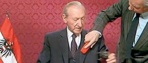 Saubere Weste. Kurt Waldheim (1918–2007) war von 1986 bis 1992 Bundespräsident Österreichs. 