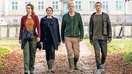 Viererbande mit Verdruss. Signe Larsen (Marie Bach Hansen, v.l.n.r.) und ihre Halbgeschwister Gro (Trine Dyrholm), Frederik (Carsten Bjørnlund) und Emil Grønnegaard (Mikkel Boe Følsgaard). 