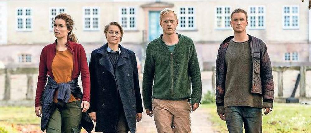 Viererbande mit Verdruss. Signe Larsen (Marie Bach Hansen, v.l.n.r.) und ihre Halbgeschwister Gro (Trine Dyrholm), Frederik (Carsten Bjørnlund) und Emil Grønnegaard (Mikkel Boe Følsgaard). 