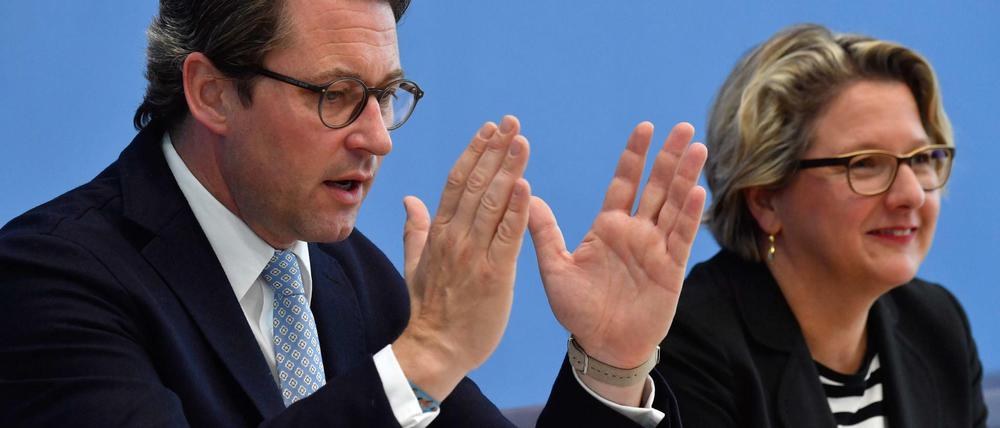 Schwieriger Kompromiss. Bundesumweltministerin Svenja Schulze (SPD) und Verkehrsminister Andreas Scheuer (CSU) präsentierten in Berlin das Diesel-Konzept der Bundesregierung.