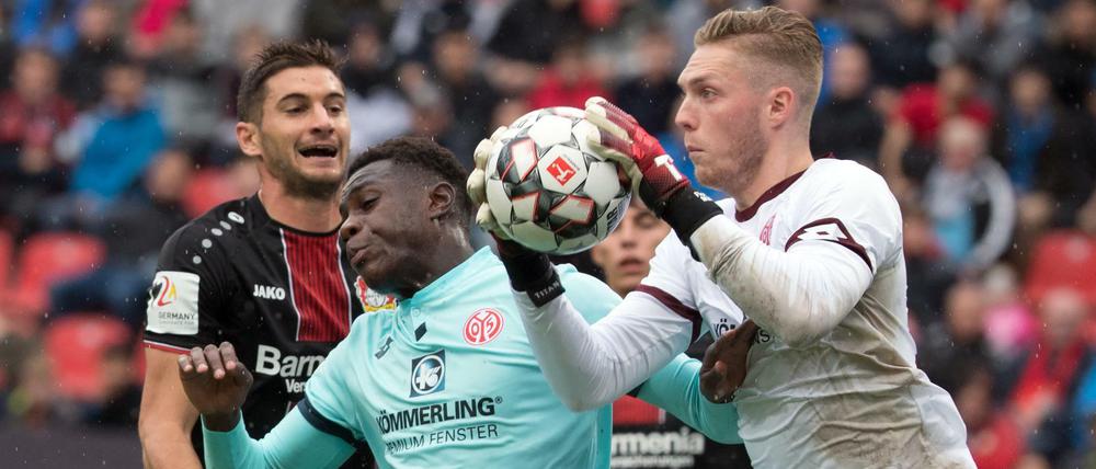 Mit Einsatz gehalten: Torwart Florian Müller (r) aus Mainz wird ein harter Gegner für Herthas Sturm.
