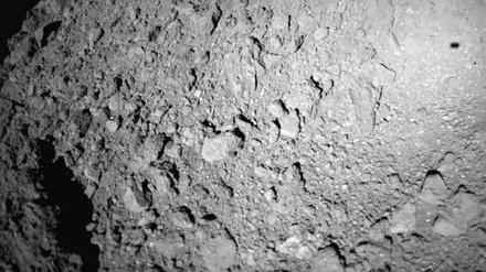 Auf dem Weg herab zum Asteroiden Ryugu schoss der Landeroboter "Mascot" ein Bild seines Schattens (oben rechts) auf dem nur 900 Meter großen Gesteinsbrocken.