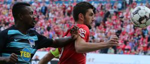 Berlins Salomon Kalou (l) und der Mainzer Stefan Bell kämpfen um den Ball. 