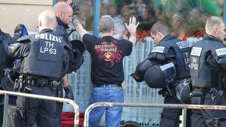Ein Besucher des Konzerts wird vor Beginn von der Polizei kontrolliert