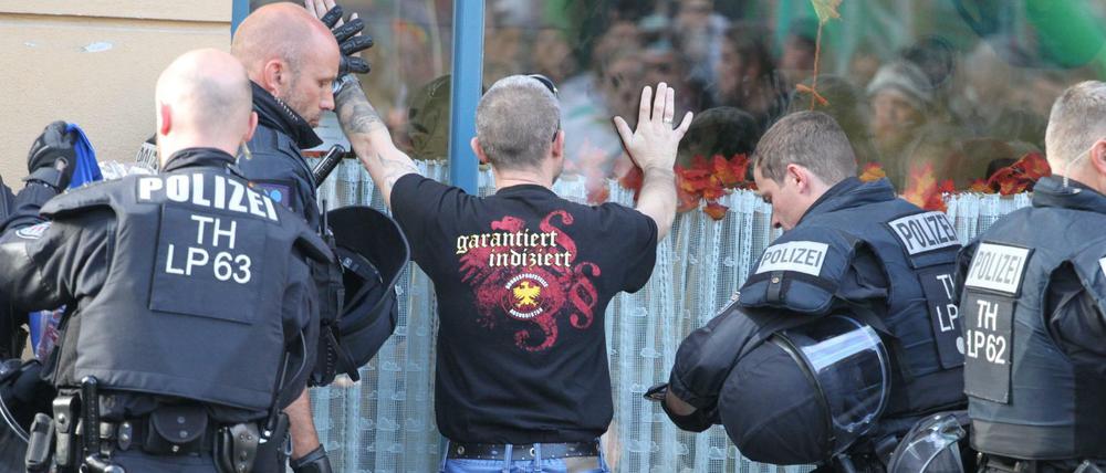 Ein Besucher des Konzerts wird vor Beginn von der Polizei kontrolliert
