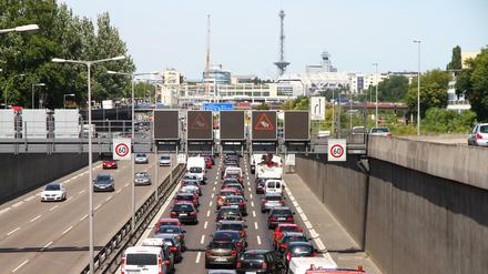 Stau auf der Stadtautobahn in Richtung Norden an der Hohenzollerndammbrücke in Berlin-Wilmersdorf