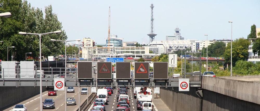 Stau auf der Stadtautobahn in Richtung Norden an der Hohenzollerndammbrücke in Berlin-Wilmersdorf
