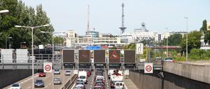 Stau auf der Stadtautobahn in Richtung Norden an der Hohenzollerndammbrücke in Berlin-Wilmersdorf