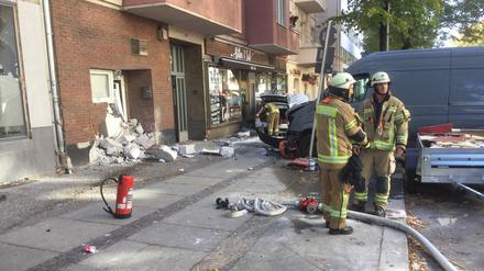 Ein Auto raste am Freitagmittag in ein Gebäude auf der Charlottenburger Helmholtzstraße