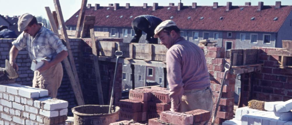 Berlin wächst und wirbt um Arbeitskräfte - auch aus Westdeutschland. Wohnungsbau in den 60er Jahren.