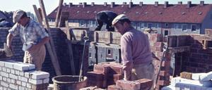 Berlin wächst und wirbt um Arbeitskräfte - auch aus Westdeutschland. Wohnungsbau in den 60er Jahren.
