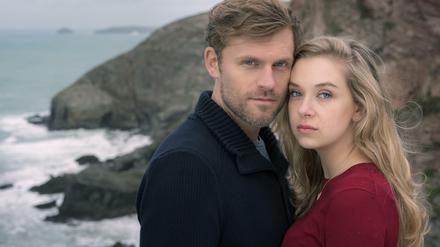 Ist das nicht schön? Bei der Suche nach ihrer Vergangenheit kommen sich Lilli (Anna Herrmann) und Ian (Jens Atzorn) näher. "Wo dein Herz wohnt", ZDF, Sonntag, 20 Uhr 15