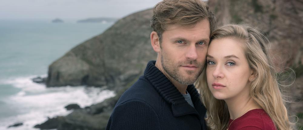 Ist das nicht schön? Bei der Suche nach ihrer Vergangenheit kommen sich Lilli (Anna Herrmann) und Ian (Jens Atzorn) näher. "Wo dein Herz wohnt", ZDF, Sonntag, 20 Uhr 15