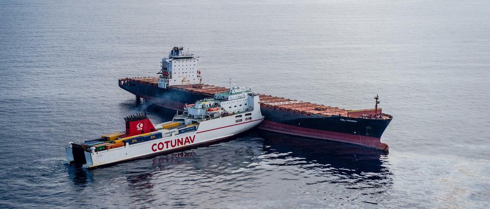 Ein tunesisches (r-l) und ein zypriotisches Containerschiff sind kurz vor Korsika kollidiert.