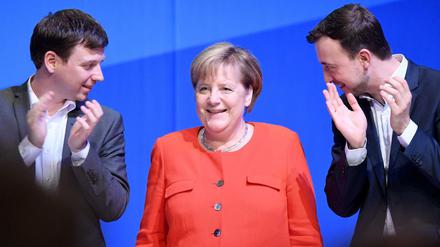 Angela Merkel mit JU-Chef Paul Ziemiak (r) und Tobias Loose von der JU Schleswig-Holstein