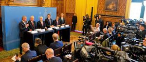 Die Teilnehmer des Flugfahrtgipfels in Hamburg.