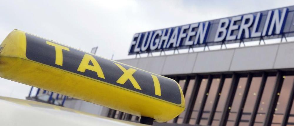 Ein Taxi vor dem Flughafen Schönefeld.