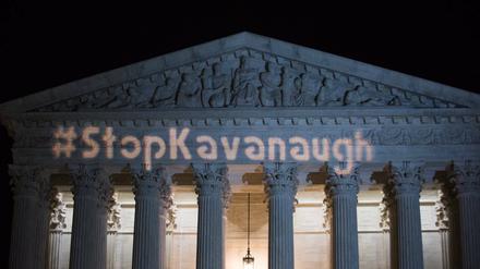 Mit einer Lichtprojektion auf dem US-Supreme-Court protestieren Menschen gegen die mögliche Berufung von Brett Kavanaugh. 