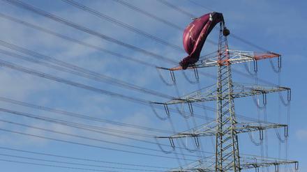 Der an einer Hochspannungsleitung verunglückte Heißluftballon wird von einem Höhenretter untersucht.