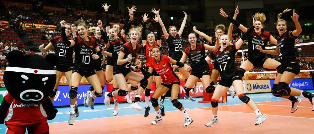 Die deutschen Volleyballerinnen haben in der zweiten WM-Gruppenphase einen sensationellen Sieg gegen den zweimaligen Olympiasieger Brasilien errungen.