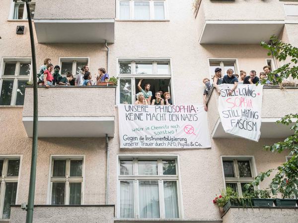 Rund 100 Freunde, Kommilitonen und Angehörige beteiligten sich an der Suche. Und wollen den Rechten jetzt die Stirn bieten.