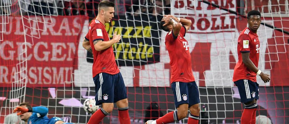 Die Münchner Niklas Süle, Thiago und David Alaba (von links) verzweifeln schon nach dem Tor zum 0:2 gegen Gladbach.