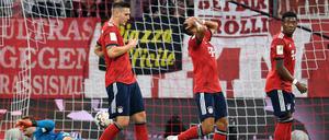 Die Münchner Niklas Süle, Thiago und David Alaba (von links) verzweifeln schon nach dem Tor zum 0:2 gegen Gladbach.