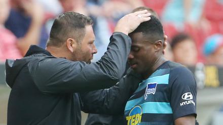 Herthas Trainer spricht mit Javairo Dilrosun.