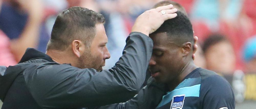 Herthas Trainer spricht mit Javairo Dilrosun.