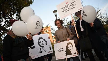 Mitglieder von Reporter ohne Grenzen demonstrieren in Berlin für die Freilassung in der Türkei inhaftierter Journalisten.
