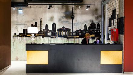 Industriechic. Die Graffitis in der Rezeption und auf den Etagen haben bekannte Berliner Künstler geschaffen.