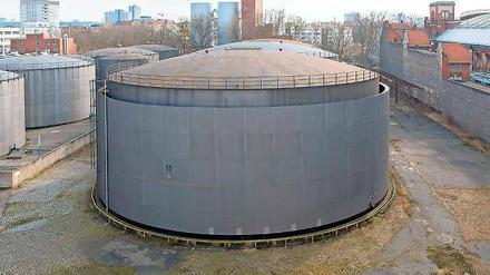 Hier kann es nur schöner werden. Das frühere Industriegelände mit Öltanks.