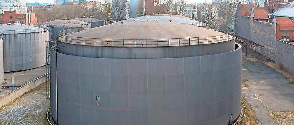Hier kann es nur schöner werden. Das frühere Industriegelände mit Öltanks.