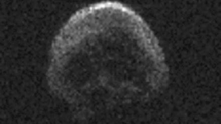 Der Asteroid 2015 TB145 wurde mit Radardaten vom Arecibo Observatorium der National Science Foundation in Puerto Rico detektiert. 