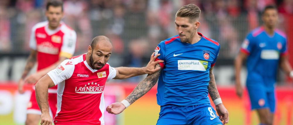 Gewitzt abgeluchst: Unions Akaki Gogia läuft mit dem Ball gegen Heidenheims Robert Andrich (r).
