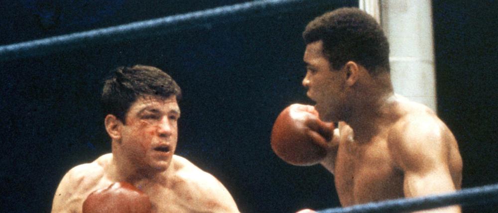 Sein größter Kampf. Karl Mildenberger (links) 1966 gegen Muhammad Ali. 