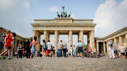 Viele Touristen zieht es vor allem zu Attraktionen wie dem Brandenburger Tor. Das soll sich jetzt ändern.